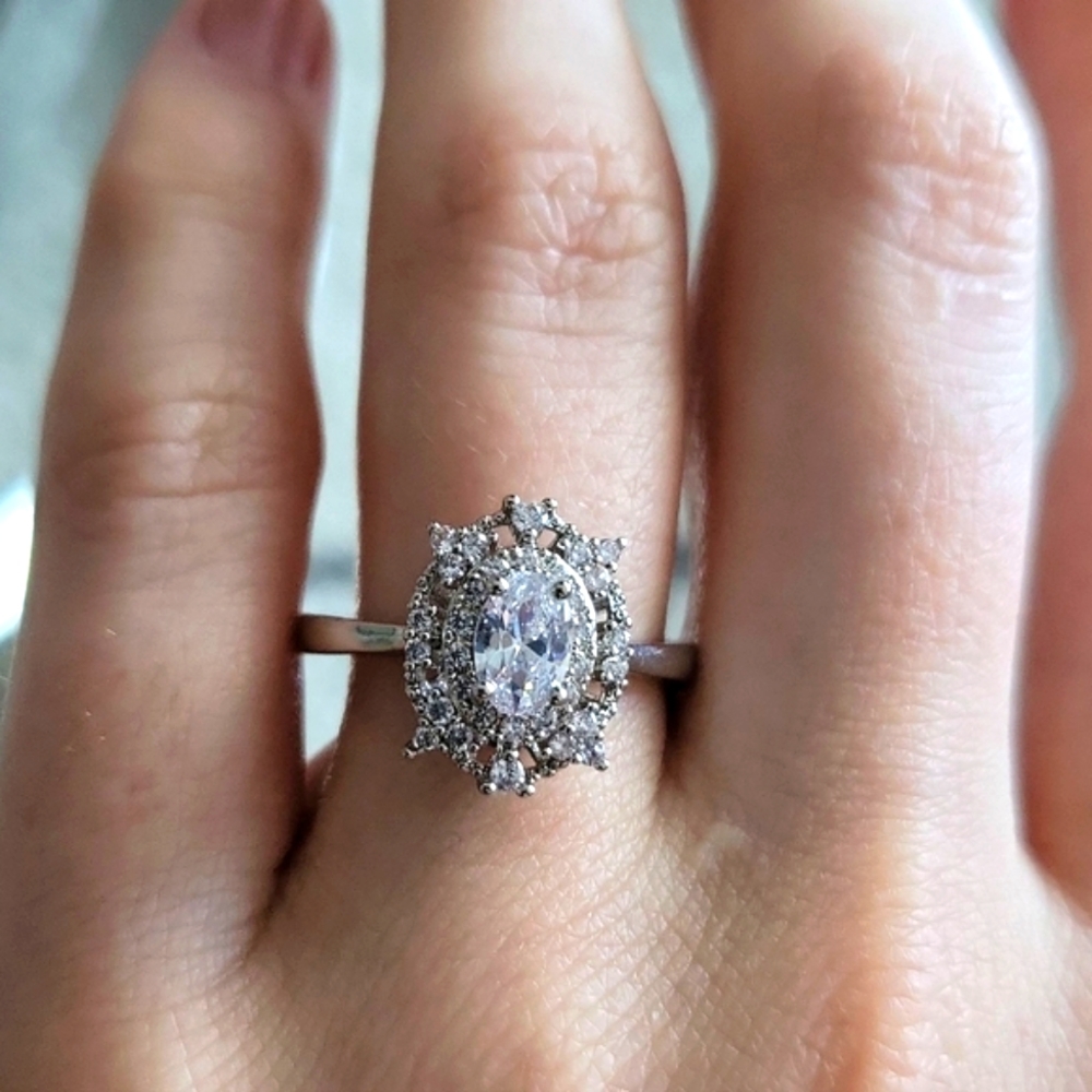 New Elegant Engagement/Wedding Ring - Picture 1 of 7